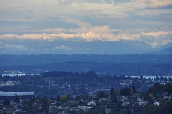 Montanhas nevadas no horizonte de Seattle, vistas do alto da Space Needle (no estado de Washington, costa oeste dos Estados Unidos)